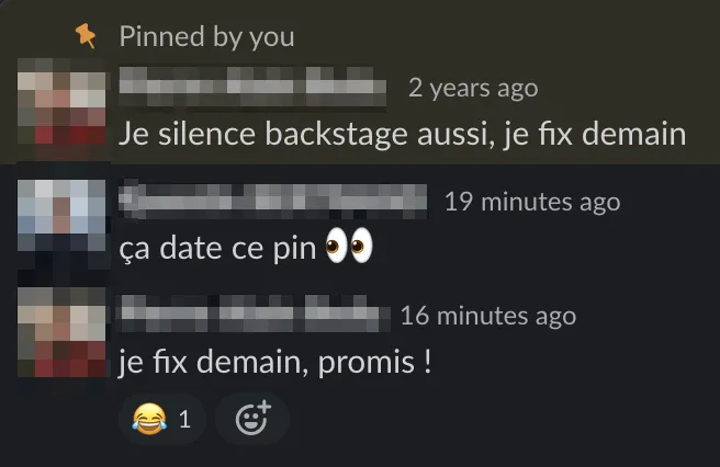 Screenshot montrant un échange de message slack : une personne notifie qu’un de ses collègues a indiqué dans un message épinglé il y a un an que cela n’était pas encore fait. Et l'individu rajouta « Demain promis »